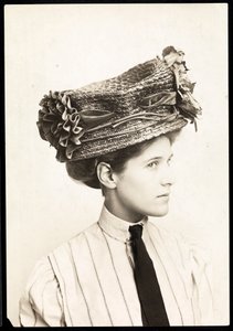 Bir şapka modelleyen bir kadının moda fotoğrafı, New York, 1890-1910 (gümüş jelatin baskı)